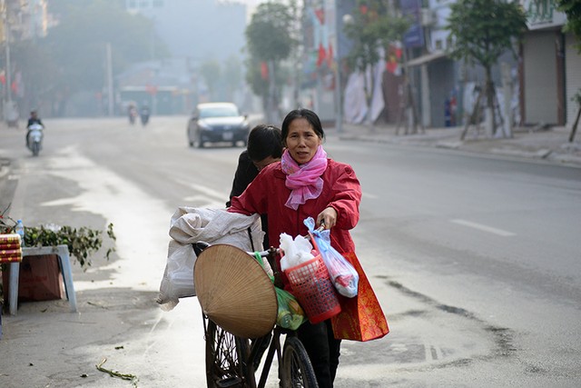 Người dân Thủ đô mua muối lấy may ngày mùng 1 Tết ảnh 3